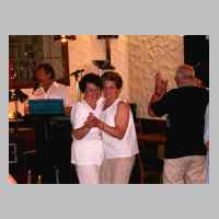 59-09-1146 5. Kirchspieltreffen 2003. Monika Packmohr mit ihrer Tante Frieda Grell. .JPG
